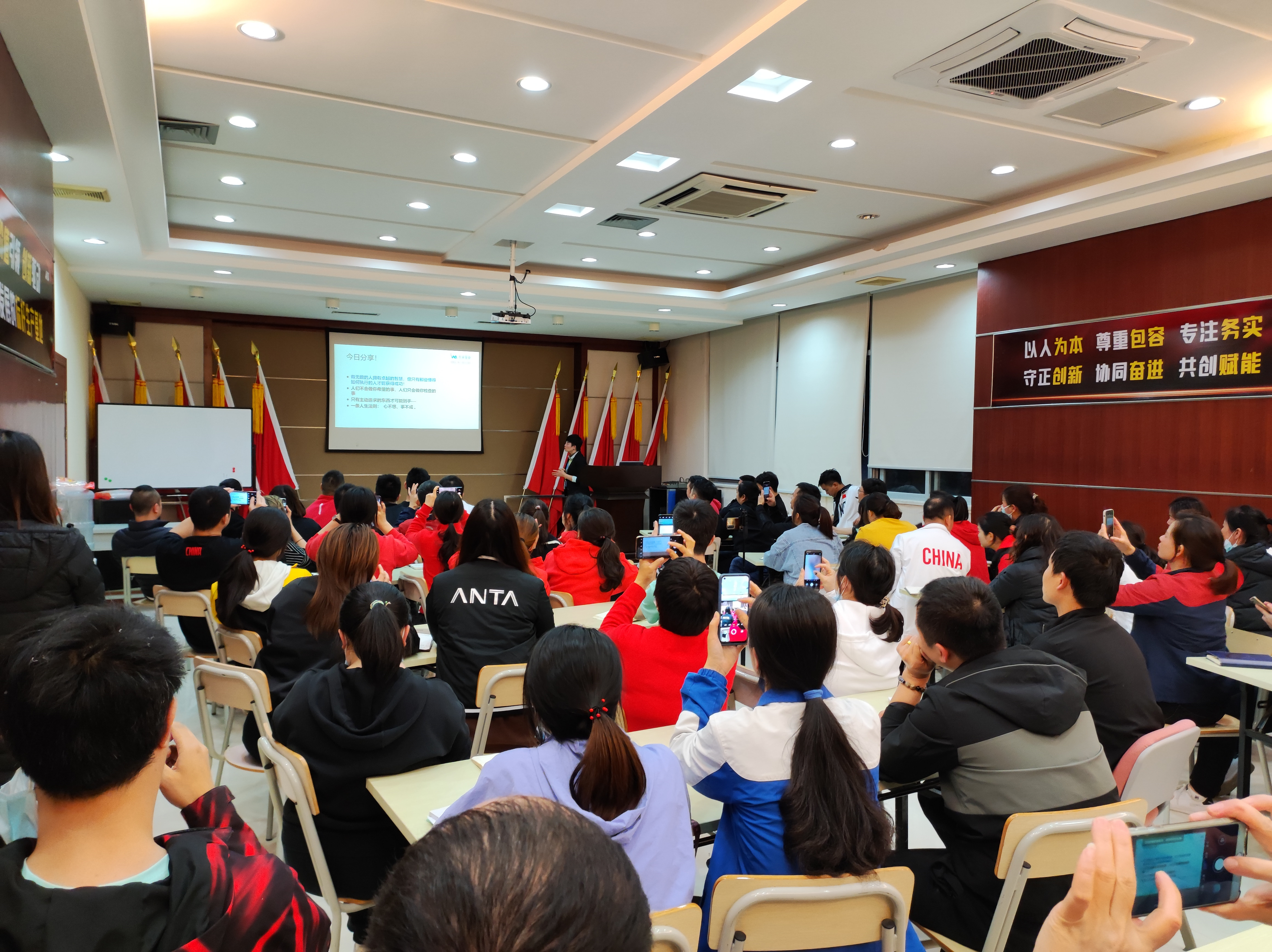 安踏&衣拿共同探討推進(jìn)智能工廠(chǎng)建設(shè)工作